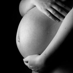 La donna incinta ascolta il battito cardiaco del bambino e i